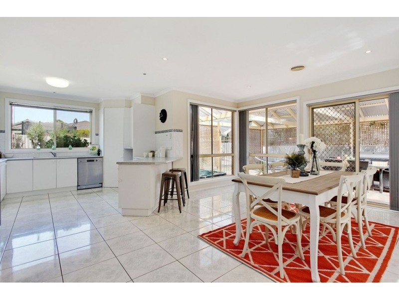 8 Ambleside Close, Mooroolbark VIC 3138
