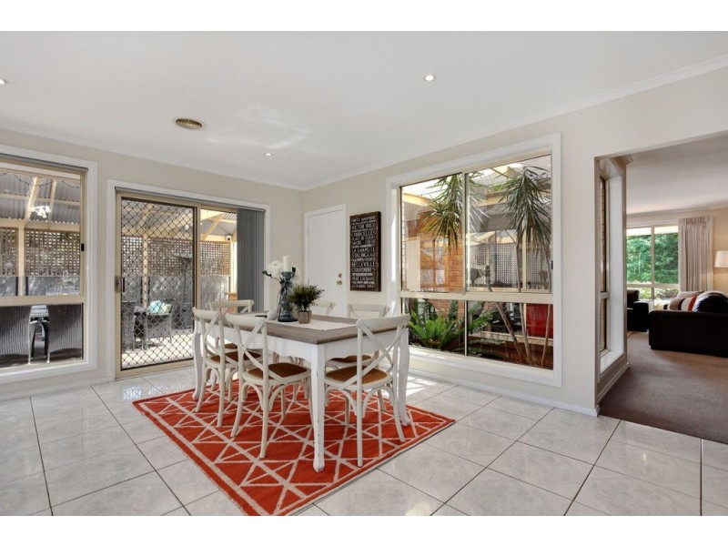 8 Ambleside Close, Mooroolbark VIC 3138