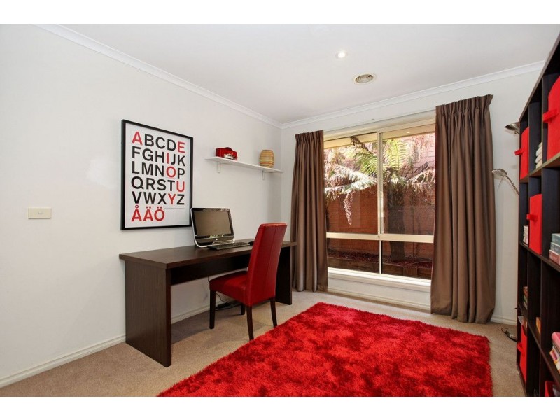 8 Ambleside Close, Mooroolbark VIC 3138