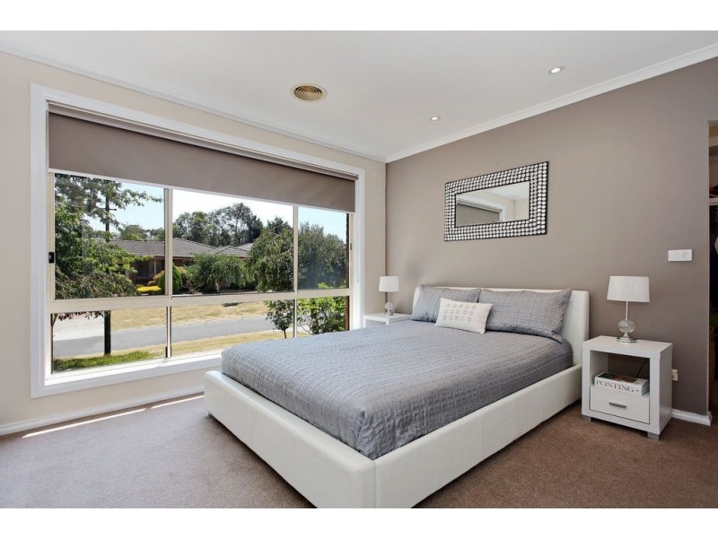 8 Ambleside Close, Mooroolbark VIC 3138