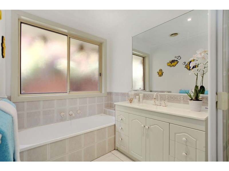 8 Ambleside Close, Mooroolbark VIC 3138
