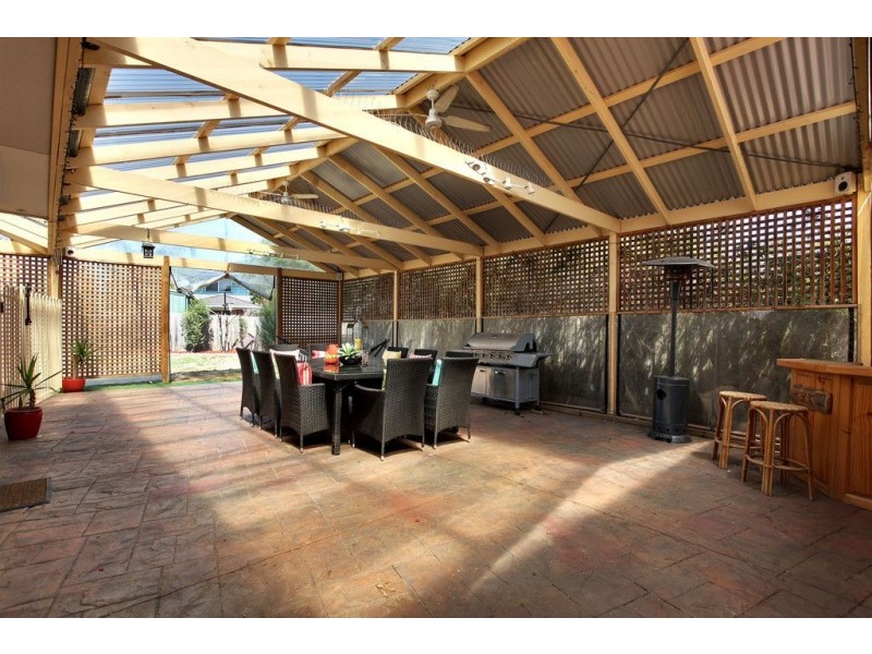 8 Ambleside Close, Mooroolbark VIC 3138