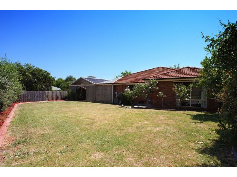 8 Ambleside Close, Mooroolbark VIC 3138