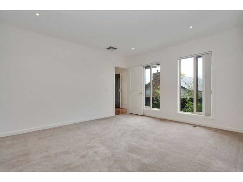 1/27 Lucille Avenue, Croydon South VIC 3136