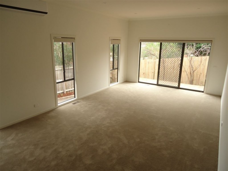 2/43 Edward Road, Chirnside Park VIC 3116