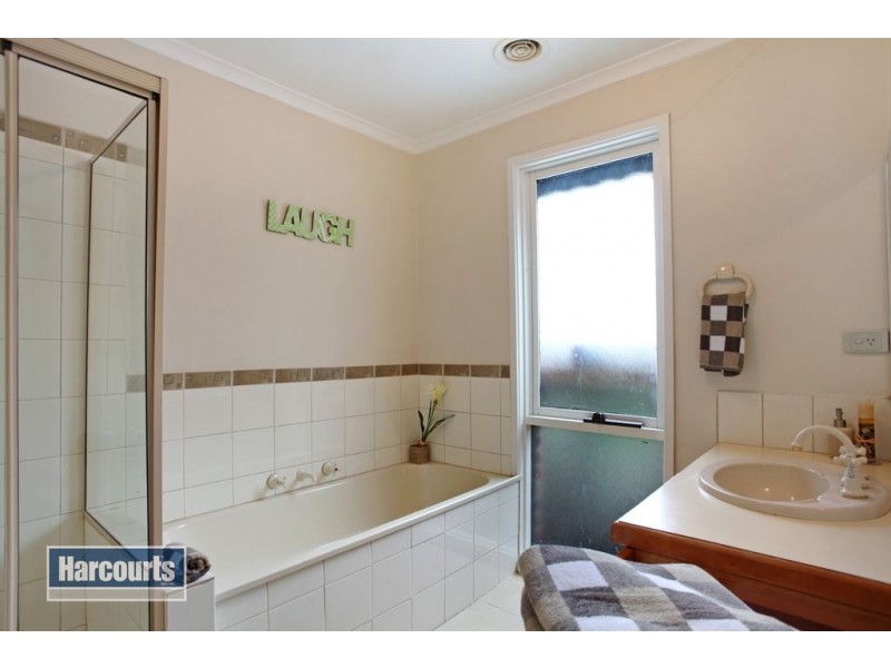 15 Nangathan Way, Croydon North VIC 3136