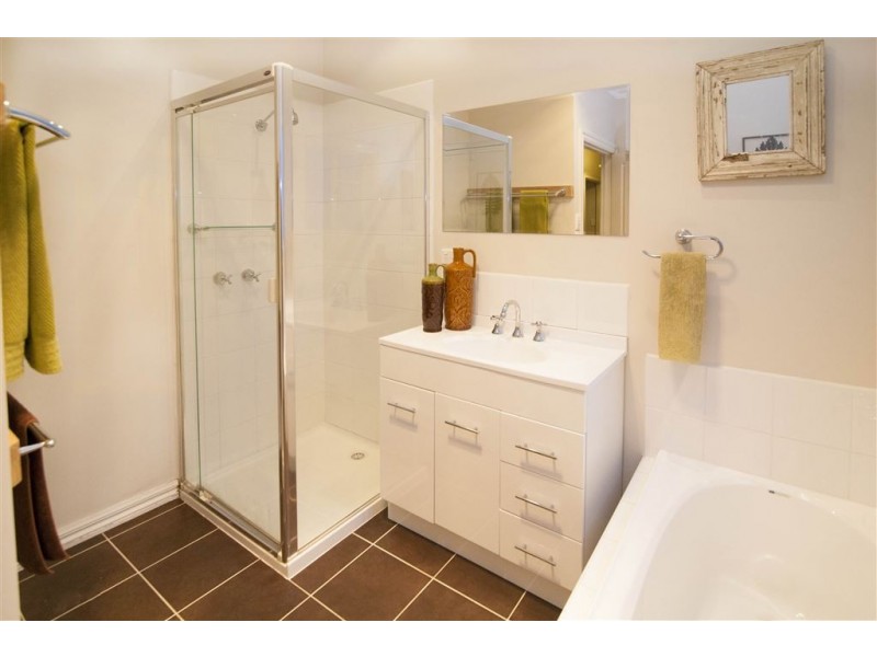 9 Lyons Road, Croydon North VIC 3136