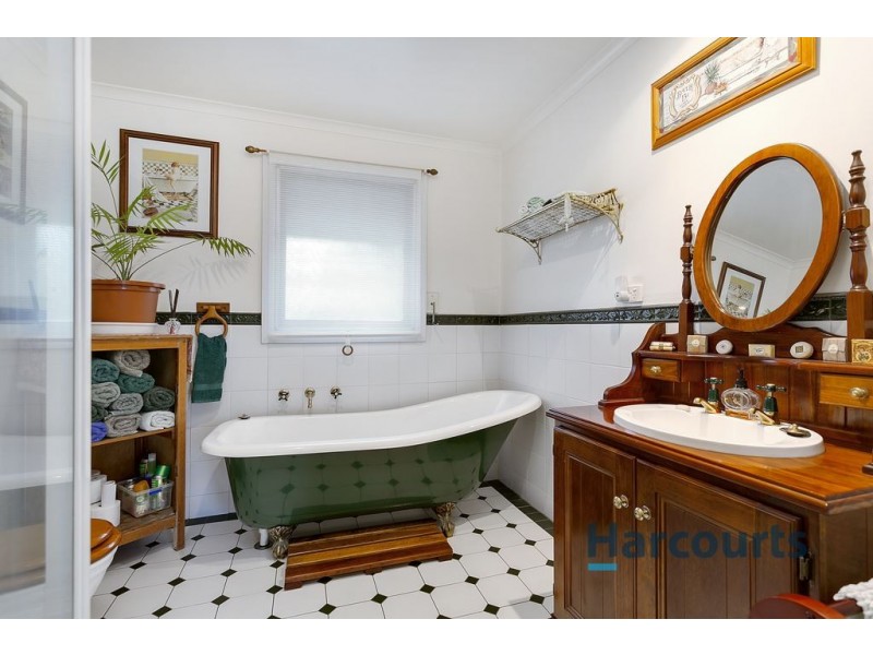 16 Sunray Court, Croydon VIC 3136