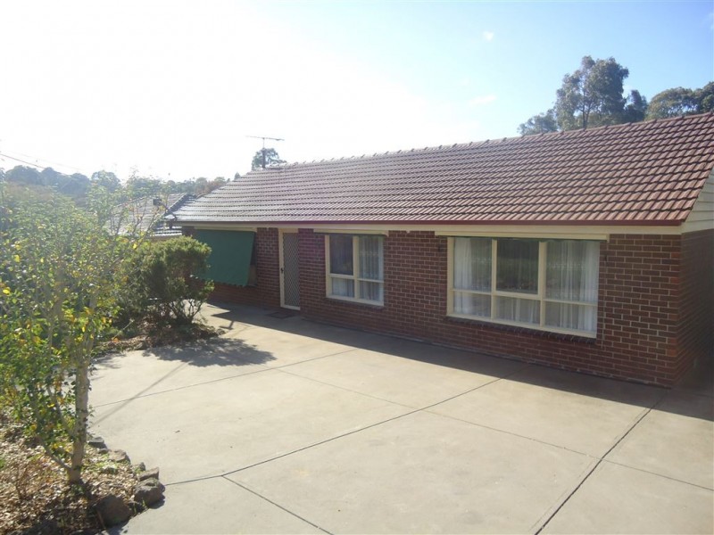 26 Zina Grove, Mooroolbark VIC 3138