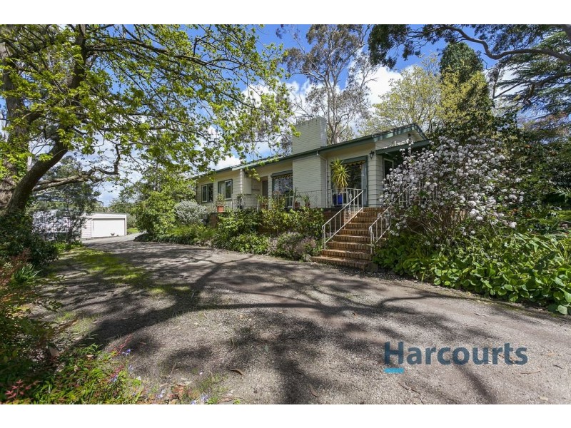 4 Harley Cres, Mooroolbark VIC 3138