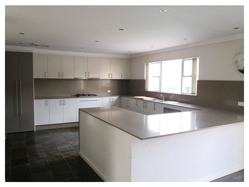 10 Grevillea Drive, St Clair NSW 2759