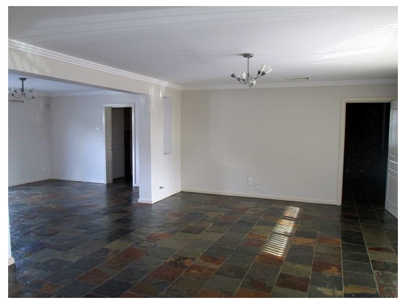 10 Grevillea Drive, St Clair NSW 2759