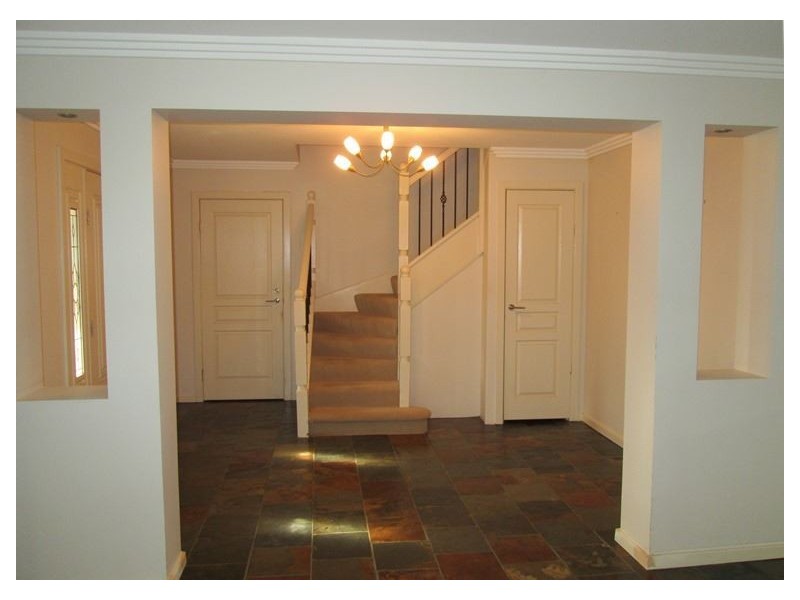 10 Grevillea Drive, St Clair NSW 2759