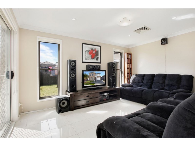 8 Stawell Street, Ropes Crossing NSW 2760