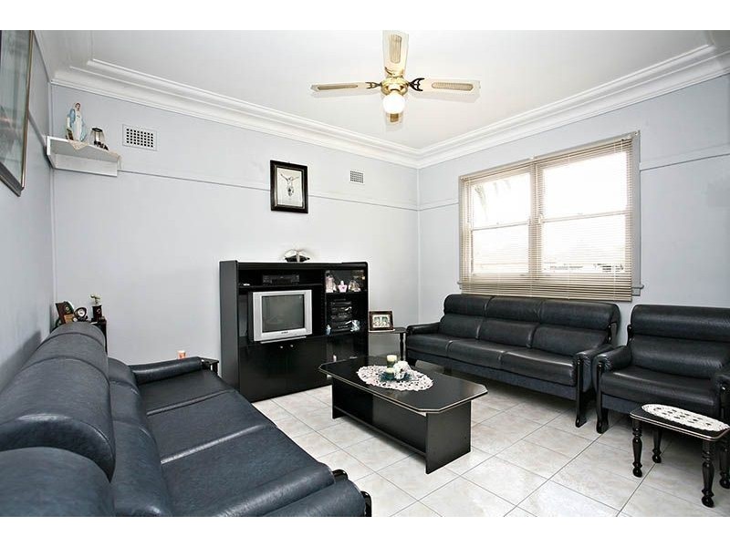 8 Melody Street, Toongabbie NSW 2146