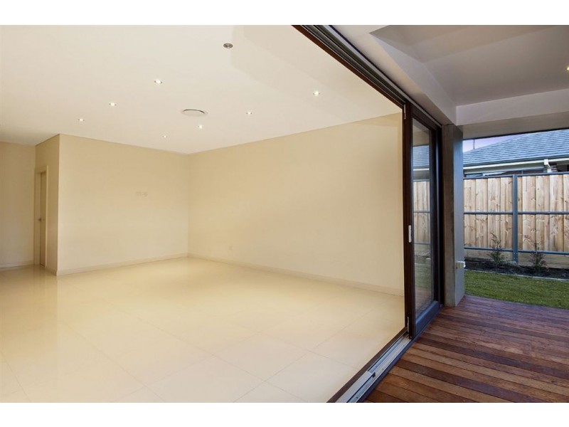 8 Crimson Crescent, The Ponds NSW 2769