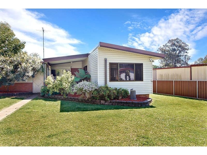 6 Slessor Place, Blackett NSW 2770