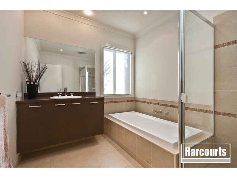 10 Chase Boulevard, Berwick VIC 3806