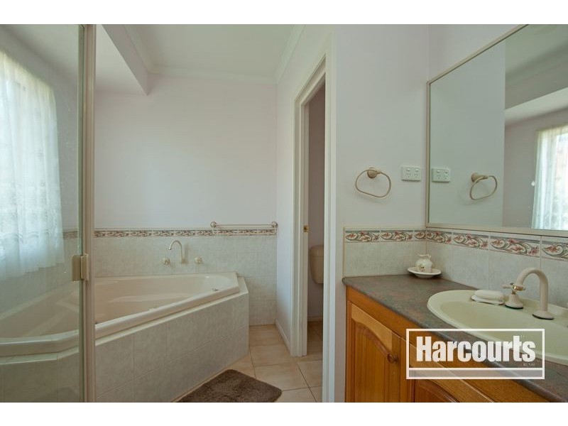 15 Chatsworth Court, Beaconsfield VIC 3807