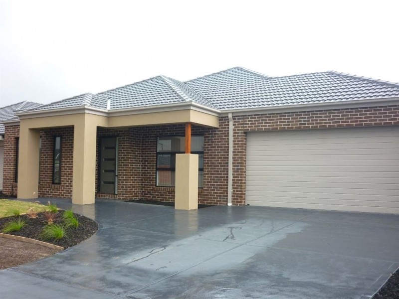 22 Edmund Street, Pakenham VIC 3810