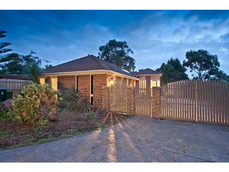 12 Earlston Square, Berwick VIC 3806