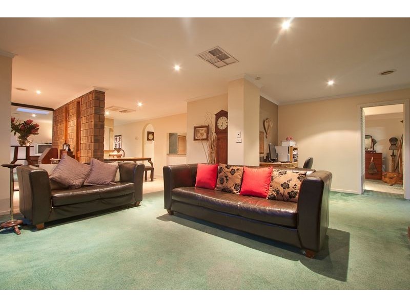 12 Earlston Square, Berwick VIC 3806