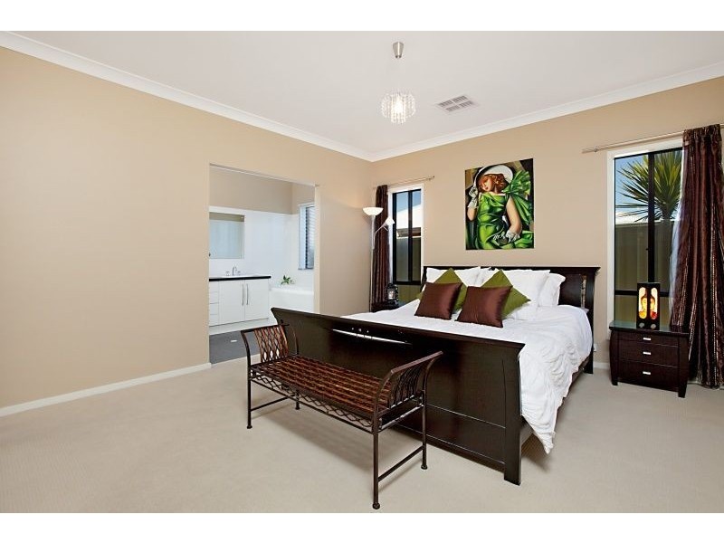 25 Brimpton Avenue, Mawson Lakes SA 5095