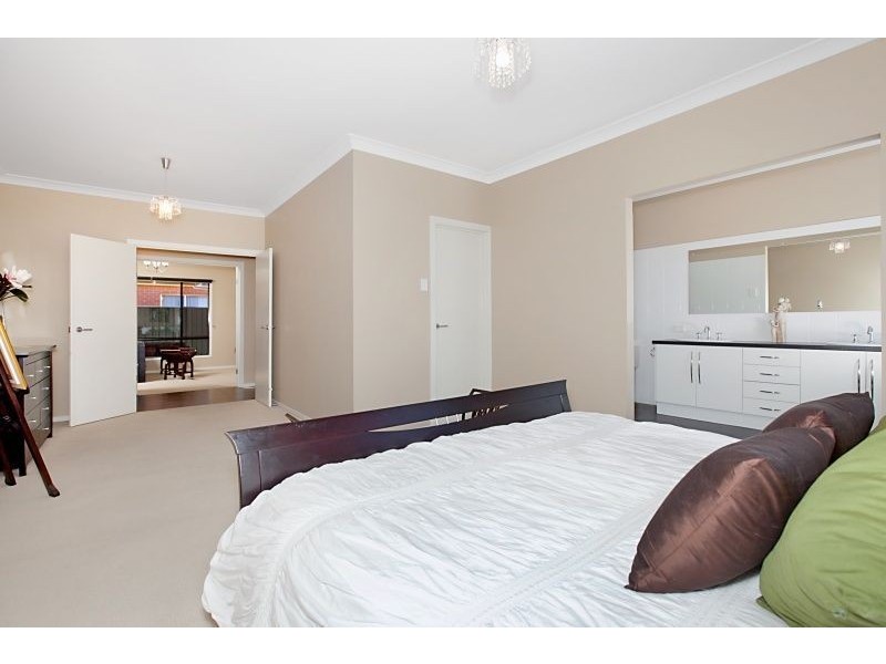 25 Brimpton Avenue, Mawson Lakes SA 5095