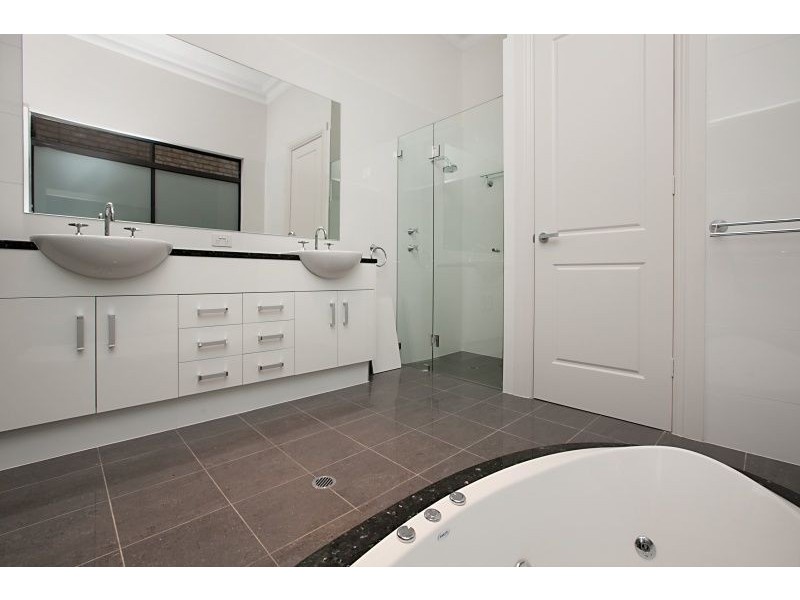 8 Isla Circuit, Mawson Lakes SA 5095