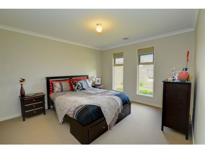 24 Normlyttle Parade, Miners Rest VIC 3352