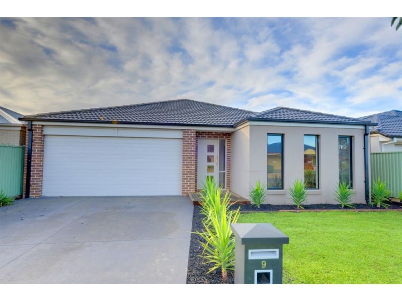 9 Waterford Drive, Miners Rest VIC 3352