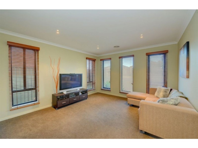 9 Waterford Drive, Miners Rest VIC 3352