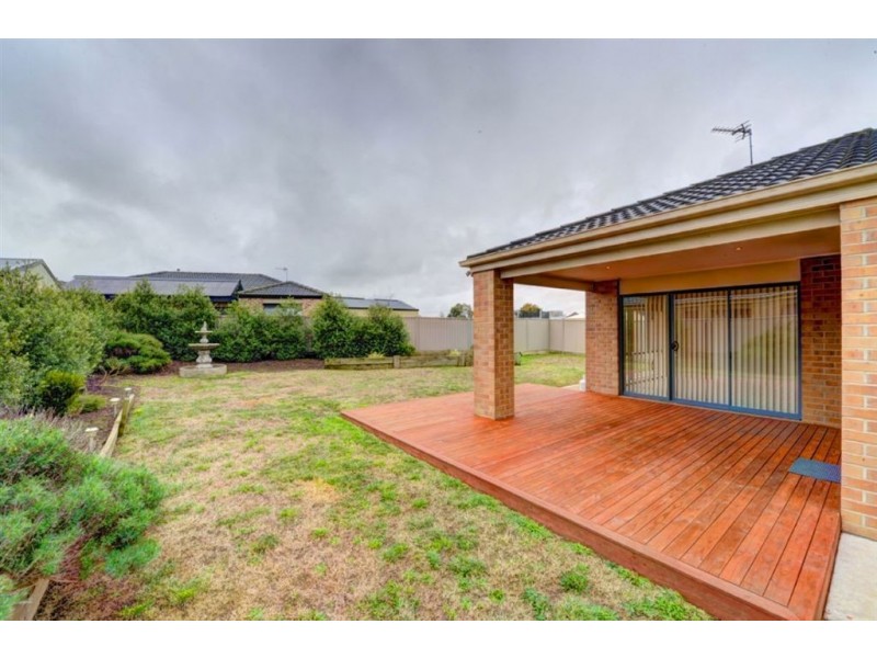 18 Menhennet Drive, Delacombe VIC 3356