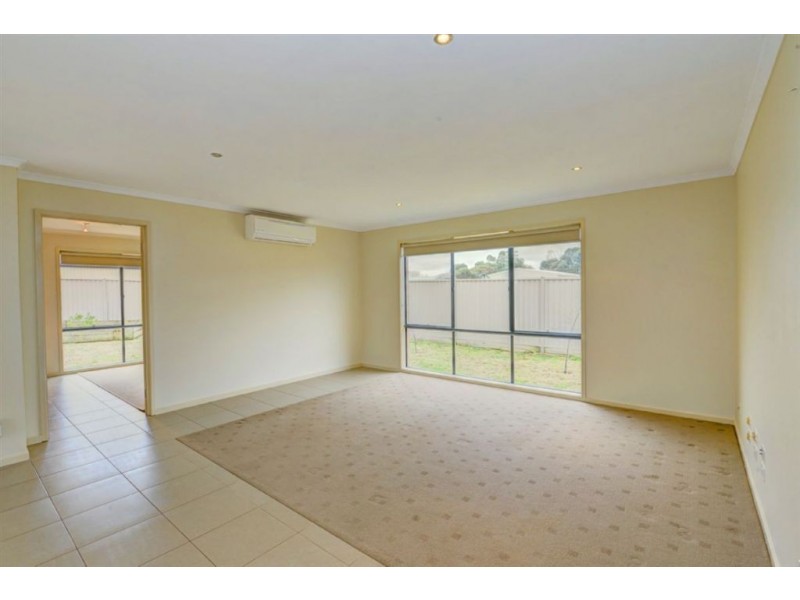 18 Menhennet Drive, Delacombe VIC 3356