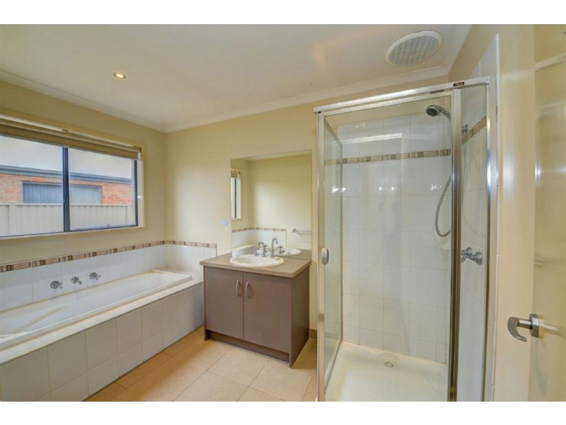 18 Menhennet Drive, Delacombe VIC 3356