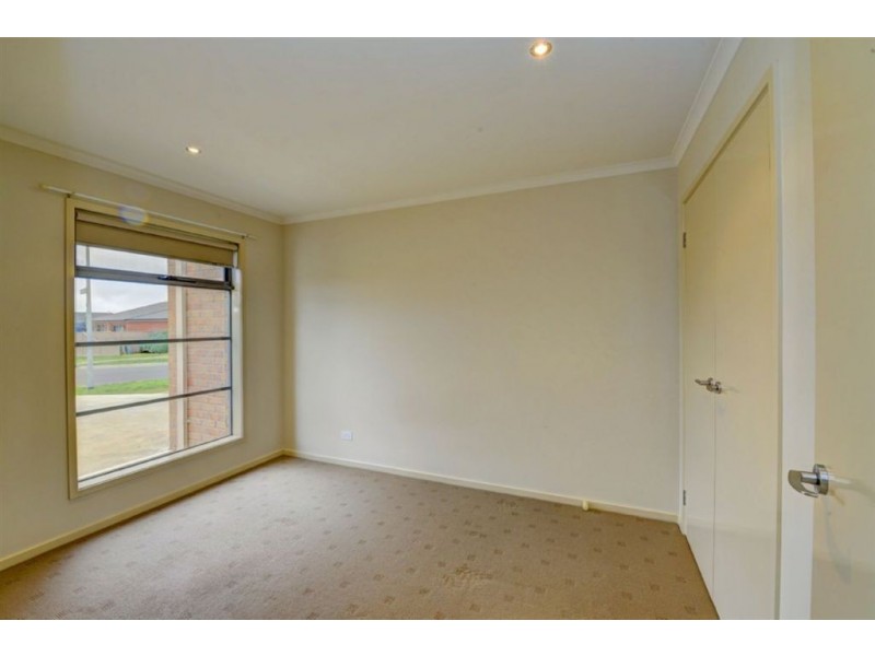 18 Menhennet Drive, Delacombe VIC 3356