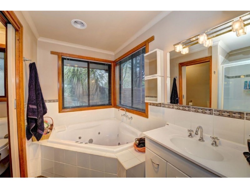 9 Earls Square, Delacombe VIC 3356