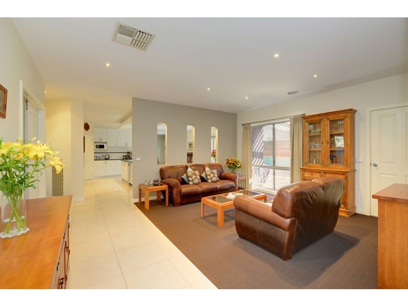 80 Faversham Avenue, Lake Gardens VIC 3355