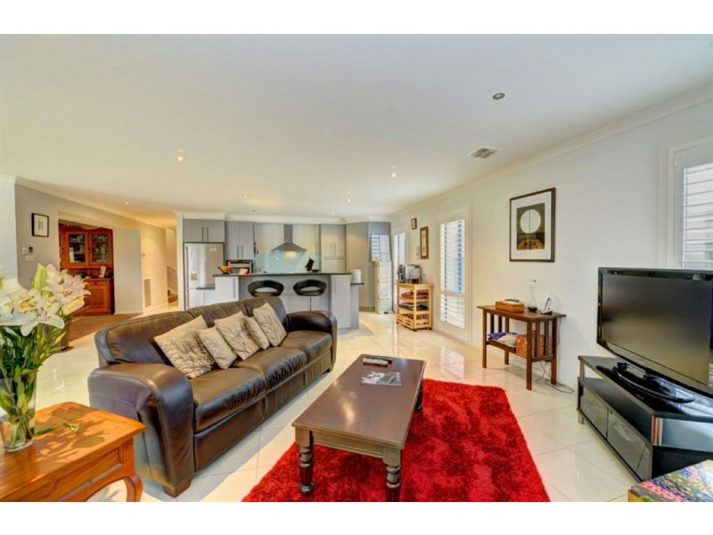 43 St Andrews Place, Lake Gardens VIC 3355