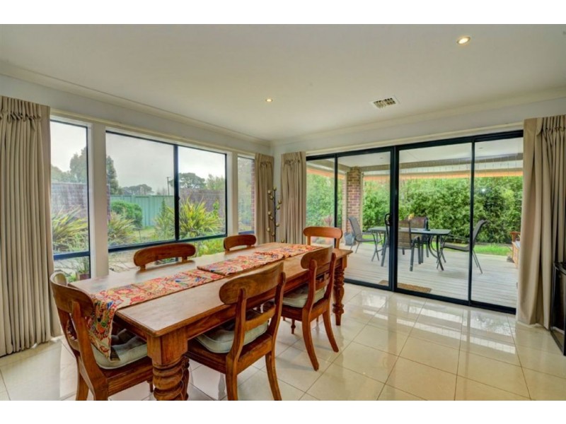 43 St Andrews Place, Lake Gardens VIC 3355