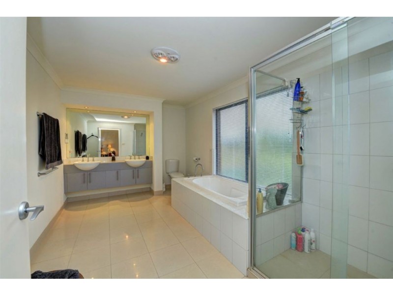 43 St Andrews Place, Lake Gardens VIC 3355