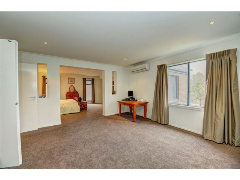 43 St Andrews Place, Lake Gardens VIC 3355