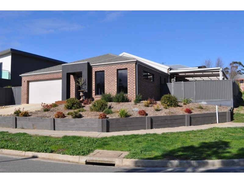 27 Pinevale Way, Ballarat North VIC 3350