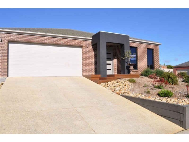 27 Pinevale Way, Ballarat North VIC 3350
