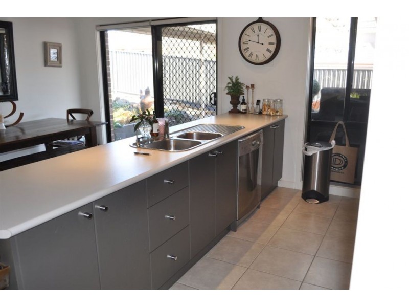 27 Pinevale Way, Ballarat North VIC 3350