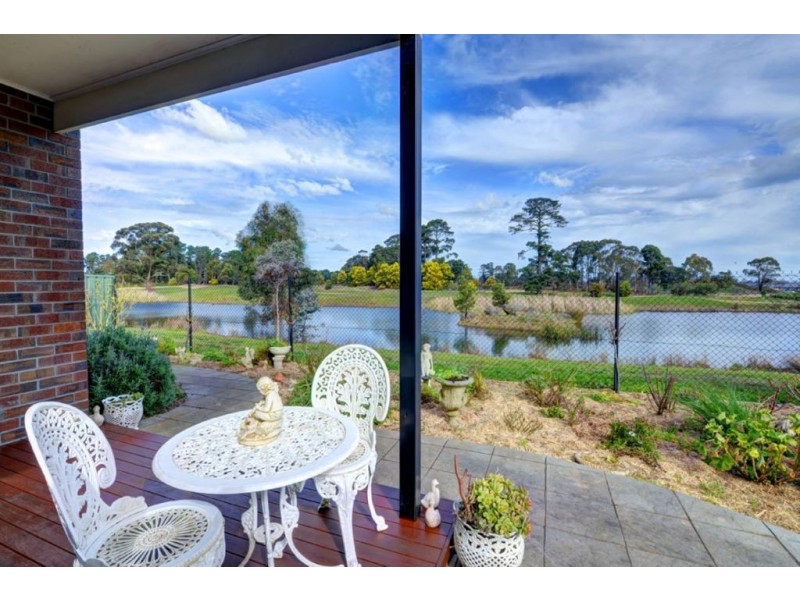 25 St Andrews Place, Lake Gardens VIC 3355