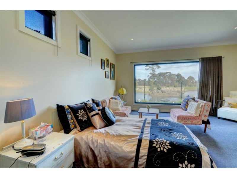 25 St Andrews Place, Lake Gardens VIC 3355