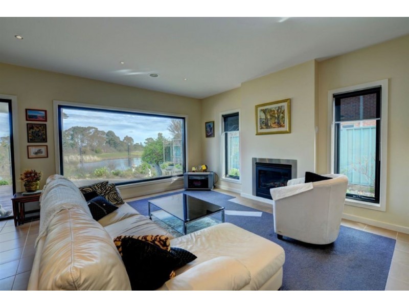 25 St Andrews Place, Lake Gardens VIC 3355