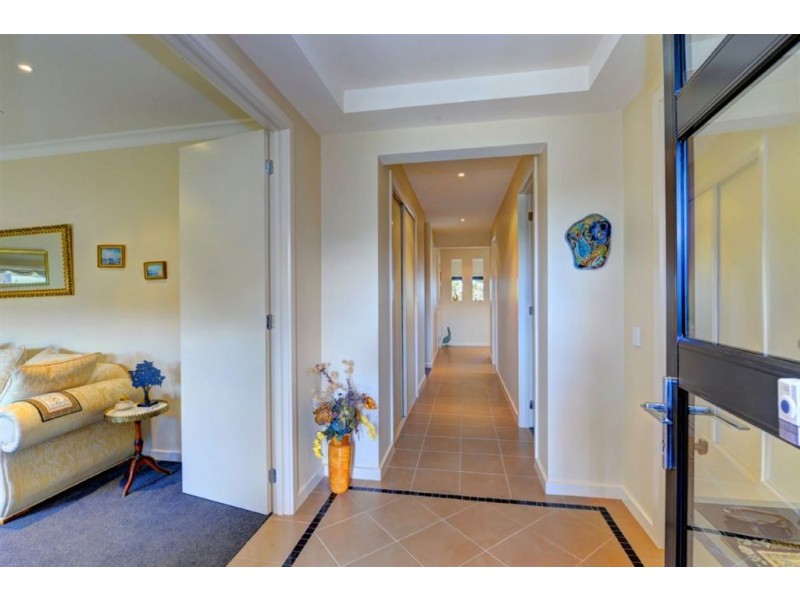 25 St Andrews Place, Lake Gardens VIC 3355