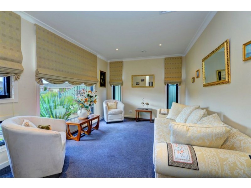 25 St Andrews Place, Lake Gardens VIC 3355